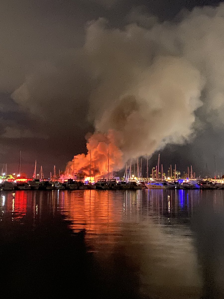 ilbnr's tweet photo. Hoping no one was injured in these boat fires this morning. #KonaKai #boatfires #SanDiego #HarborPolice #Shelterisland https://t.co/yNpj33sRyL