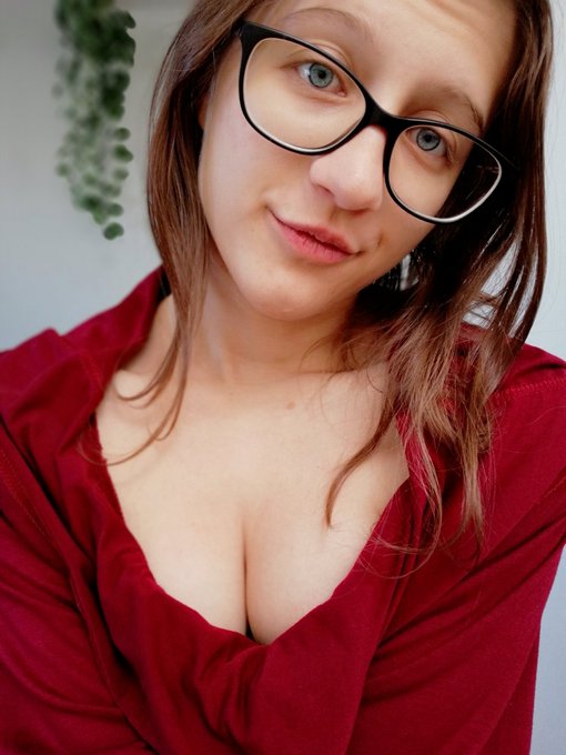 Twitter only gets one or two dirty pics, OnlyFans gets ALLLL of them ;) // https://t.co/XeMjnwZ2do https://t