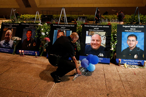 Selain insiden polis White menembak Black, Black pun tembak polis White, macam kejadian Dallas Shooting tahun 2016 di mana seorang lelaki Black (Micah Xavier Johnson) membunuh 5 pegawai polis White.