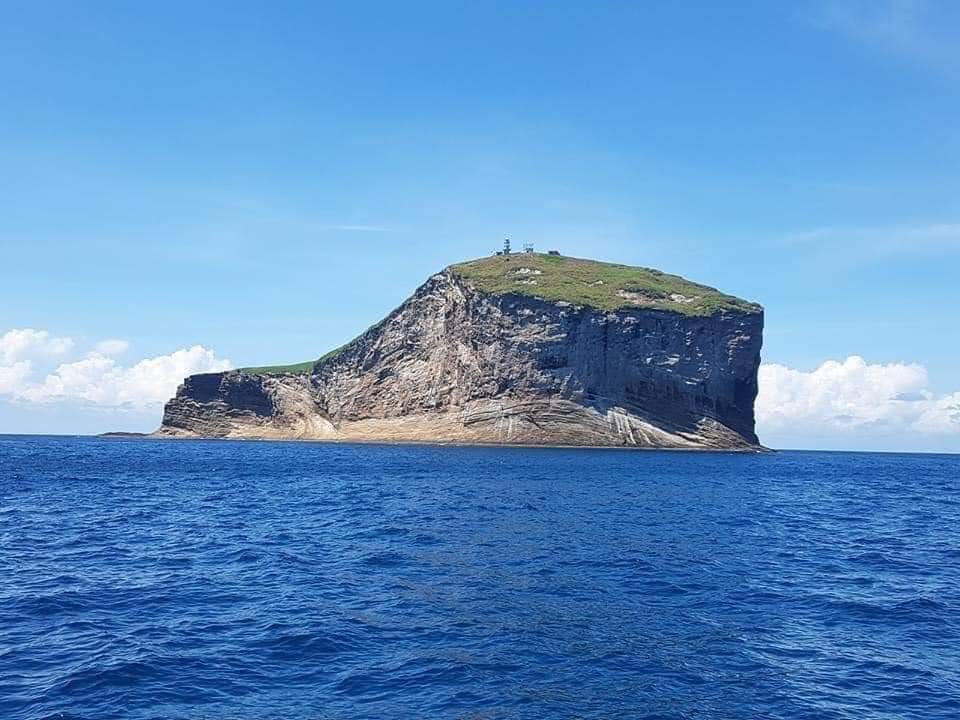 tuquythanh's tweet photo. Hon Hai (Kham island) named on the international charts is Poulo Sapate (Sapata, Sepate) 65km from the southeast of Phu Quy island - Binh Thuan, Vietnam. 21km from Big Island to the east, is the A6 point (coordinates 9058 'north latitude and 109005)  'East longitude' https://t.co/RXpr1dXU0g