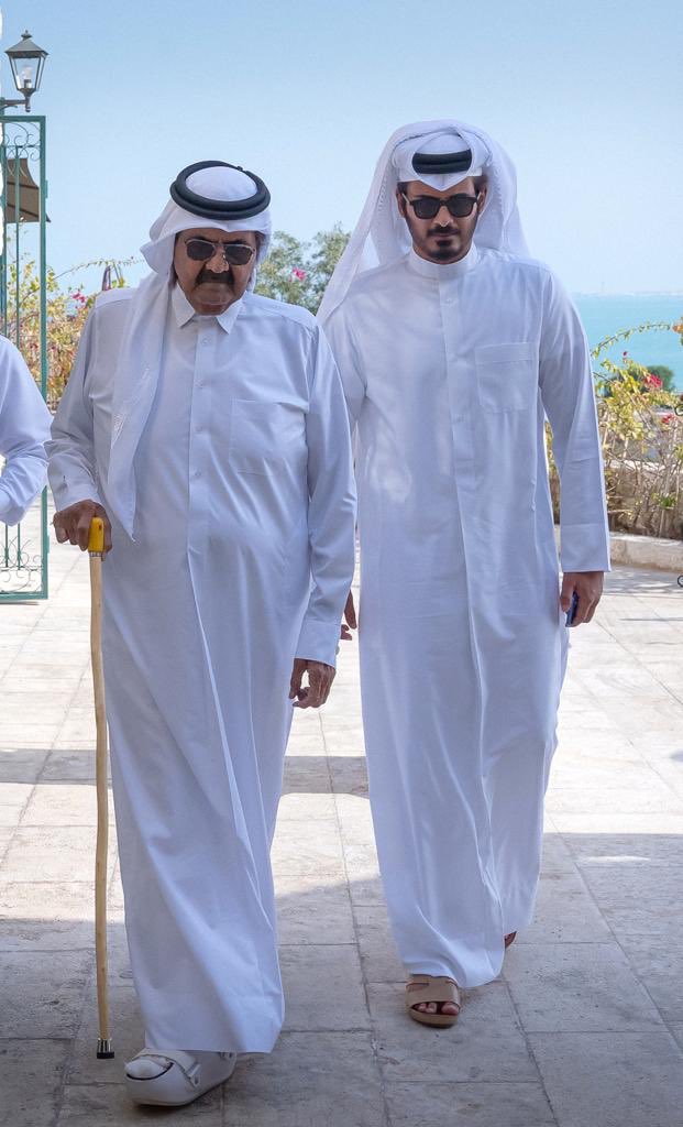 هذا الفخر رمز السياده والإنجاز 
الفقر يقشع شجرته سيل نوه

لو كان تالي الوقت يعكز بمعكاز
ما به سمو بالأرض يرقى سموه

ضوه على الأمجاد كن وسطها قاز
ما هو يدفي بالقسى غير ضوه

هذا عريب الساس بالطايله فاز 
ياطى دروب الشر باسٍ وقوه

ذكرى تولي سمو الأمير الوالد لولاية العهد عام 1977