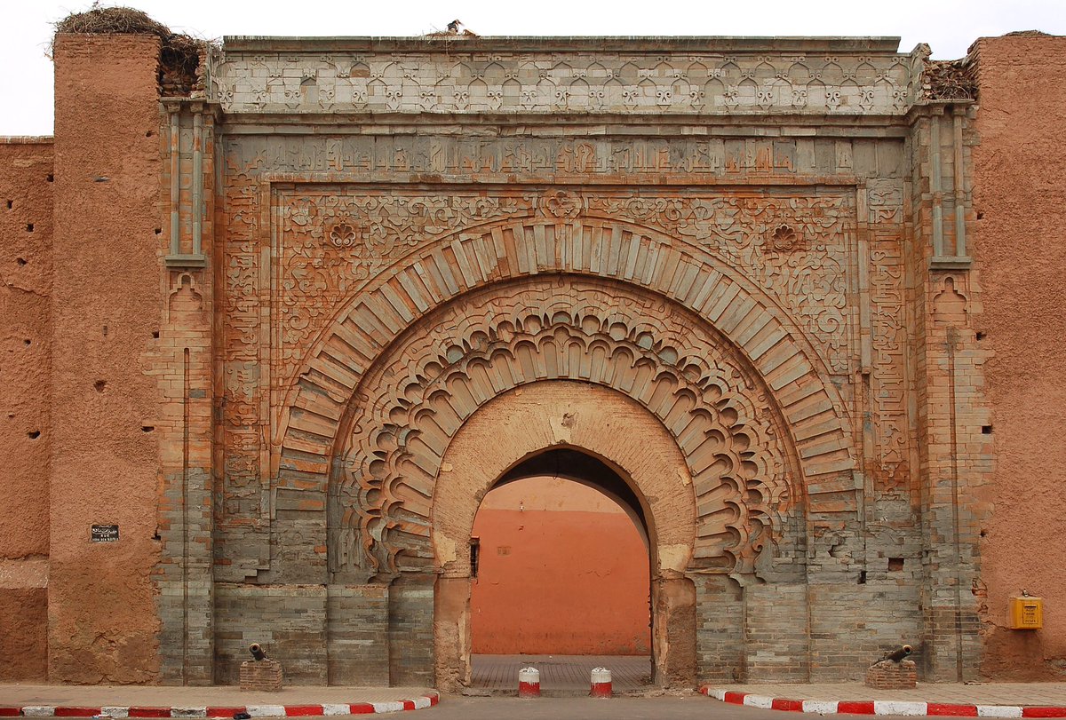 Le palais de la princesse Shamsu Sabah dans le film a une Porte Dorée faisant penser aux portes du Palais Royal de Fès et les ornementations sont ressemblantes à celles de la porte Bab Agnaou à Marrakech au Maroc.