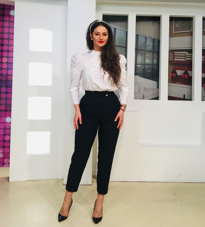 adelalupsemodel's tweet photo. Incepand cu ora 🕥: 14:00 va astept cu emisiunea CÂȘTIGAȚI ACUM in direct la Etno TV. •
•
@adelalupse #sunday #show #tv #tvshow #live #etnotv #castigatiacum #positive #mood #vibe #dance #liveshow #romania #tvhost #tvpresenter #television #callme #phone @vreausasunetelefonul https://t.co/bJB0p7XcXt