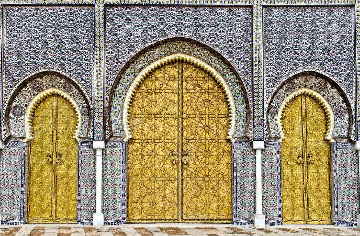 Le palais de la princesse Shamsu Sabah dans le film a une Porte Dorée faisant penser aux portes du Palais Royal de Fès et les ornementations sont ressemblantes à celles de la porte Bab Agnaou à Marrakech au Maroc.