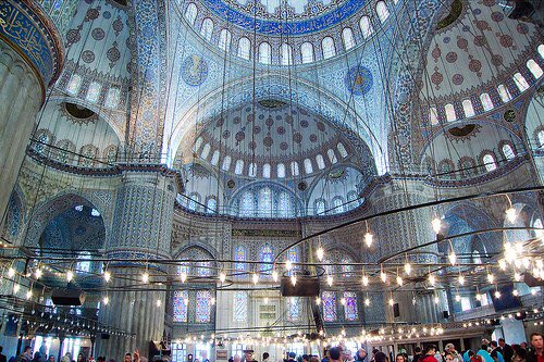 Le réalisateur s’est aussi inspirée des mosquées de Turquie, dont l’intérieur de la mosquée bleue d’Istanbul pour le Palais de la fée des Djins.