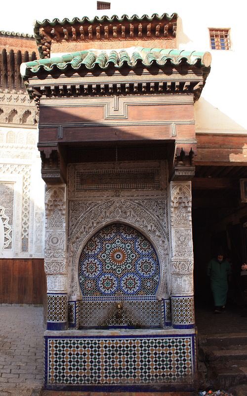 Une des fontaines est inspirée de celle de la place Nejjarine à Fès, au Maroc.