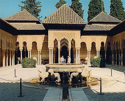 Pour l’aspect architectural, le réalisateur s’est aussi inspiré des monuments d’Andalousie. Le jardin de Jenane dans le film évoque celui d’Alhambra de Grenade, ce monument majeur de l’architecture islamique témoigne de la présence musulmane en Espagne du VIIIe au XVe siècle.