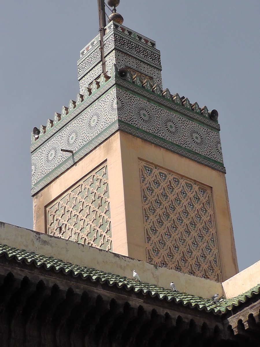 Minaret apparant dans le film faisant penser au minaret de la mosquée de la medersa Bou Inania à Fès au Maroc.