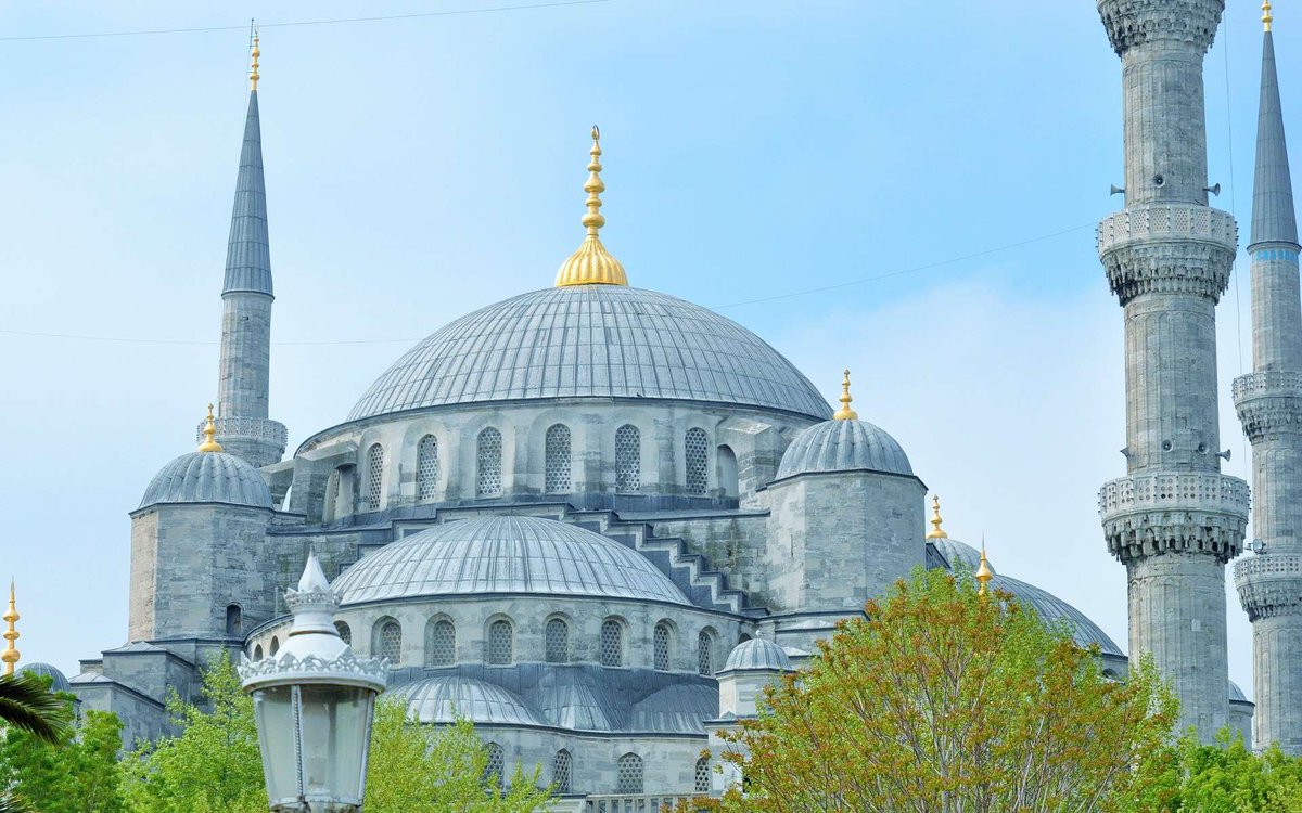 Le dôme de la mosquée bleue d’Istanbul fait également penser à celui de La Chapelle de la clé parfumée dans le film.