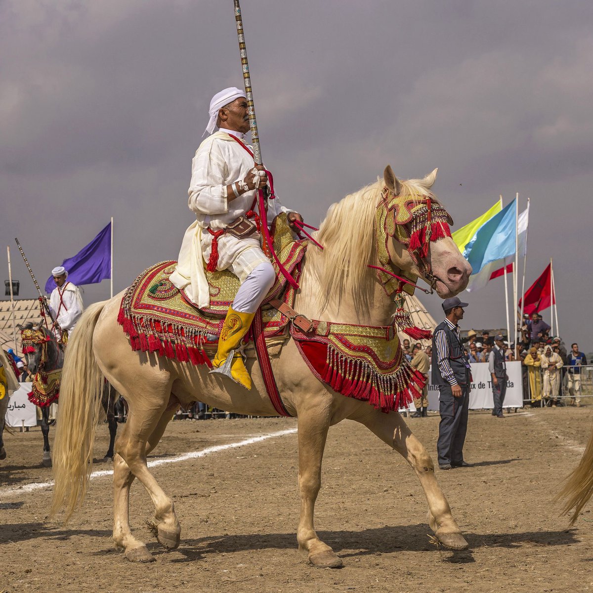 On retrouve dans le film des jolies parures sur les chevaux, avc des pompons notamment qui font beaucoup penser aux chevaux des fantasias berbères (art équestre maghrébin simulant des assaults militaires)