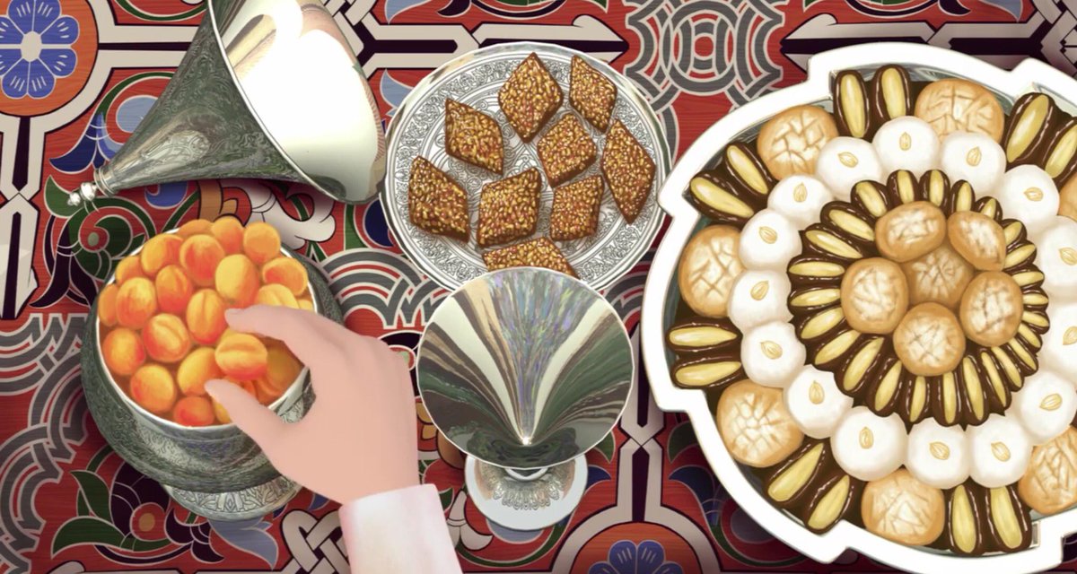 La nourriture du Maghreb est mise à l’honneur. On reconnaît une pastilla, un couscous aux fruits secs, des griwech/chebaquilla, des dates fourrés à la pâte d’amande, des fruits, des olives et des épices.