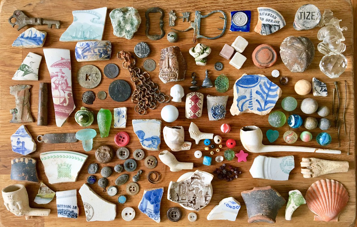 It’s #LondonHistoryDay with some favourite finds from the Thames, London’s rubbish tip for millennia & the reason for the city’s very existence. Pottery, pins, pipes - the detritus of ordinary folk whose names we’ll never know but whose stories live on in these objects #Mudlark