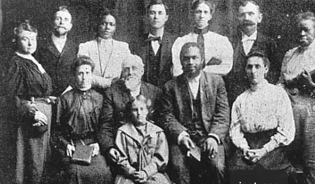 gutsiqueira's tweet photo. Vale lembrar neste Domingo de Pentecostes o Avivamento da Rua Azusa, quando o Espírito Santo soprou e juntou negros e brancos sob a liderança de William Seymour, um filho de escravos. A segregação era não apenas um hábito, mas também era lei. Eles desafiam a lei racista. https://t.co/3IC3CGjksD