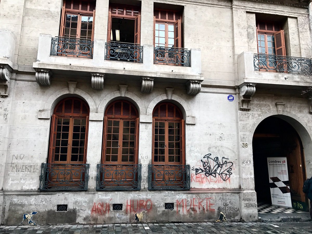 The secret police, DINA, maintained dozens of prisons & torture centres, including in otherwise regular streets in Santiago. This is Londres 38, a former clandestine torture centre, now run as a museum and place of commemoration.   @Londres_38  #resist  #Chile