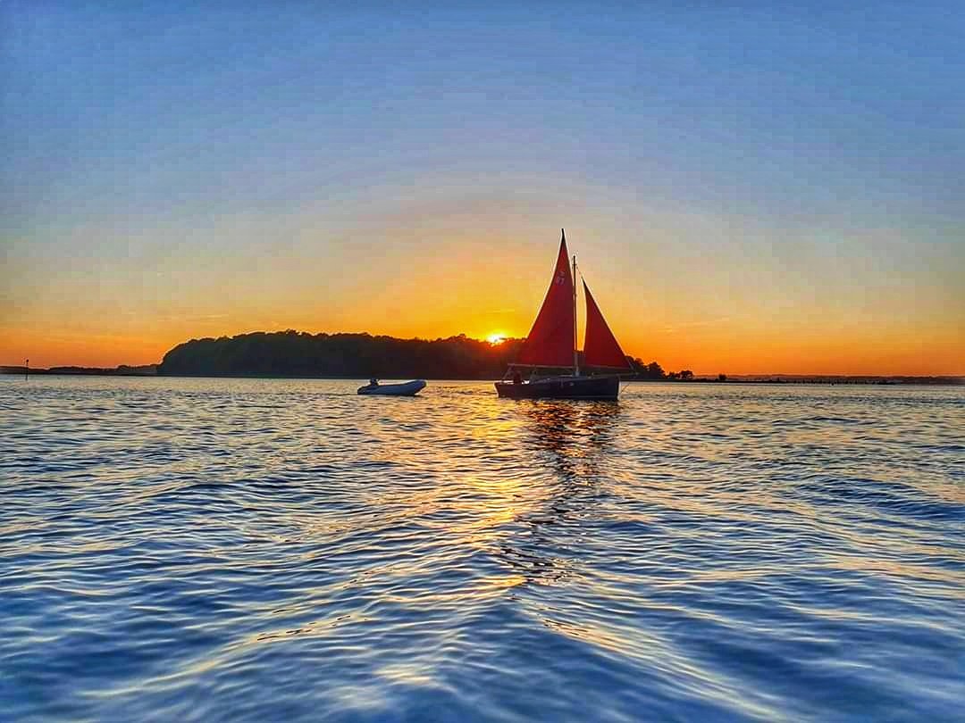 ShelyP21's tweet photo. Wow an amazing weekend.. Slept on board the boat last night watched the sunset... Absolute bliss πβοΈ #weekend #boatviews #sunset #poole #dorset https://t.co/9k6DsEbK7S