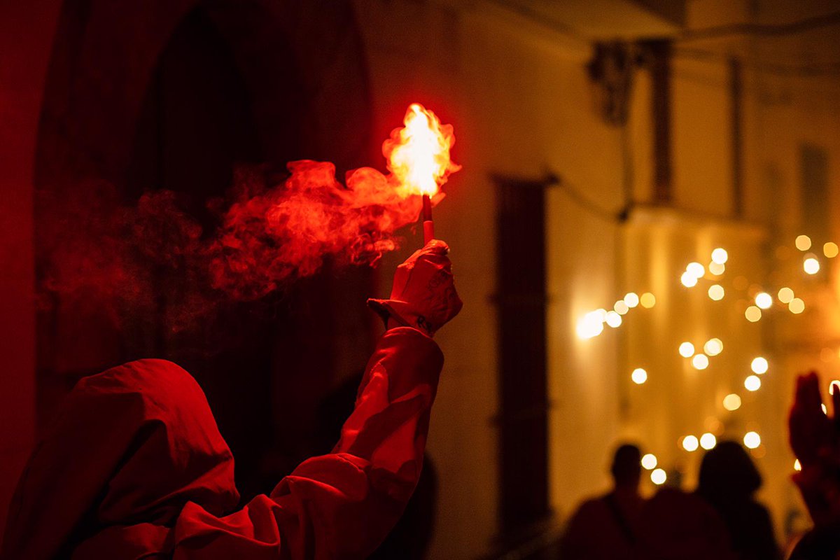 atotfoc's tweet photo. 🎆Actualment, els diables, amb la seva participació en les cercaviles, en les processons i en els correfocs s'han convertit en una part essencial de les festes majors de molts pobles i ciutats, amb més de 1.500 actes de foc anuals. https://t.co/F0OxOnyNDi
