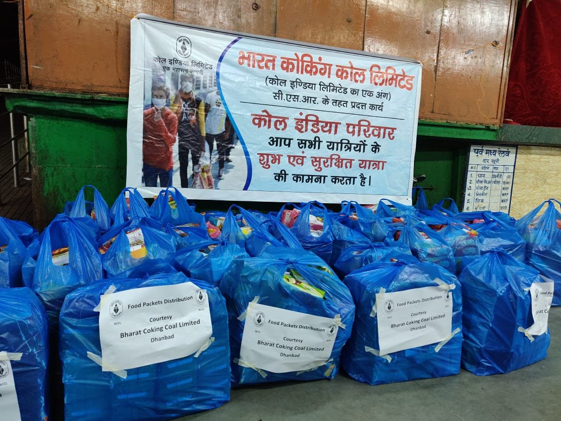 BCCLofficial's tweet photo. On 31.05.20, BCCL CSR handed over another lot of 1800 food packets and fruit juices to Railway Authority Dhanbad for distribution among migrants travelling in Shramik special train from Ahmedabad to Dibrugarh which shall pass through Dhanbad.
#BCCLCSR #FightCovid19 https://t.co/KuQ3IpDBeA