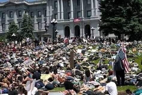 yaxandiou's tweet image. 🚨USA🇺🇸 : 
C'est le vrai sens de la démonstration, le sms est si clair. Les habitants de Denver ont protesté contre la mort de George Floyd en se couchant sur le sol (à 85• de chaleur) avec leurs mains derrière le dos pendant neuf minutes tout en criant "JE NE PEUX PAS RESPIRER"