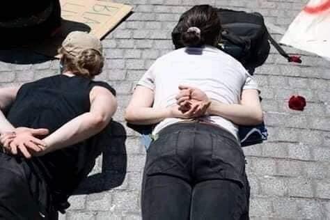 yaxandiou's tweet image. 🚨USA🇺🇸 : 
C'est le vrai sens de la démonstration, le sms est si clair. Les habitants de Denver ont protesté contre la mort de George Floyd en se couchant sur le sol (à 85• de chaleur) avec leurs mains derrière le dos pendant neuf minutes tout en criant "JE NE PEUX PAS RESPIRER"