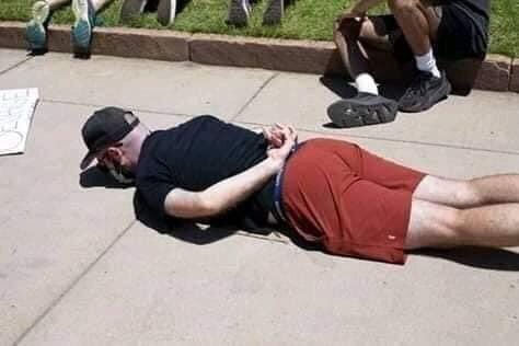 yaxandiou's tweet image. 🚨USA🇺🇸 : 
C'est le vrai sens de la démonstration, le sms est si clair. Les habitants de Denver ont protesté contre la mort de George Floyd en se couchant sur le sol (à 85• de chaleur) avec leurs mains derrière le dos pendant neuf minutes tout en criant "JE NE PEUX PAS RESPIRER"