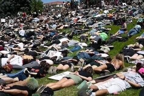 yaxandiou's tweet image. 🚨USA🇺🇸 : 
C'est le vrai sens de la démonstration, le sms est si clair. Les habitants de Denver ont protesté contre la mort de George Floyd en se couchant sur le sol (à 85• de chaleur) avec leurs mains derrière le dos pendant neuf minutes tout en criant "JE NE PEUX PAS RESPIRER"