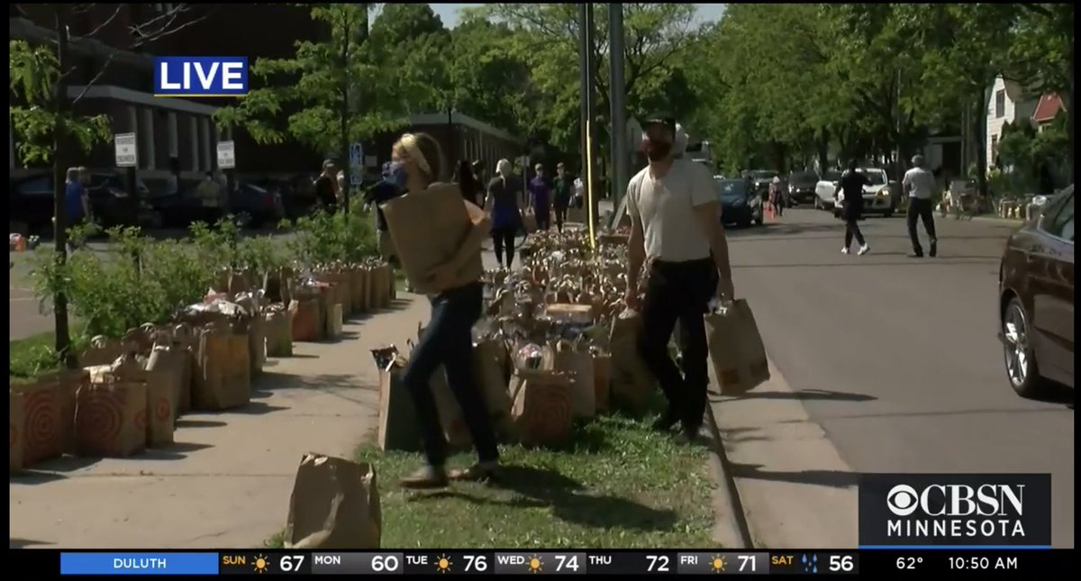 DeRushaJ's tweet photo. My gosh this response of food and donations at Sanford Middle School and @SheridanStory helping distribute is absolutely breathtaking. https://t.co/TExNMsTwtR