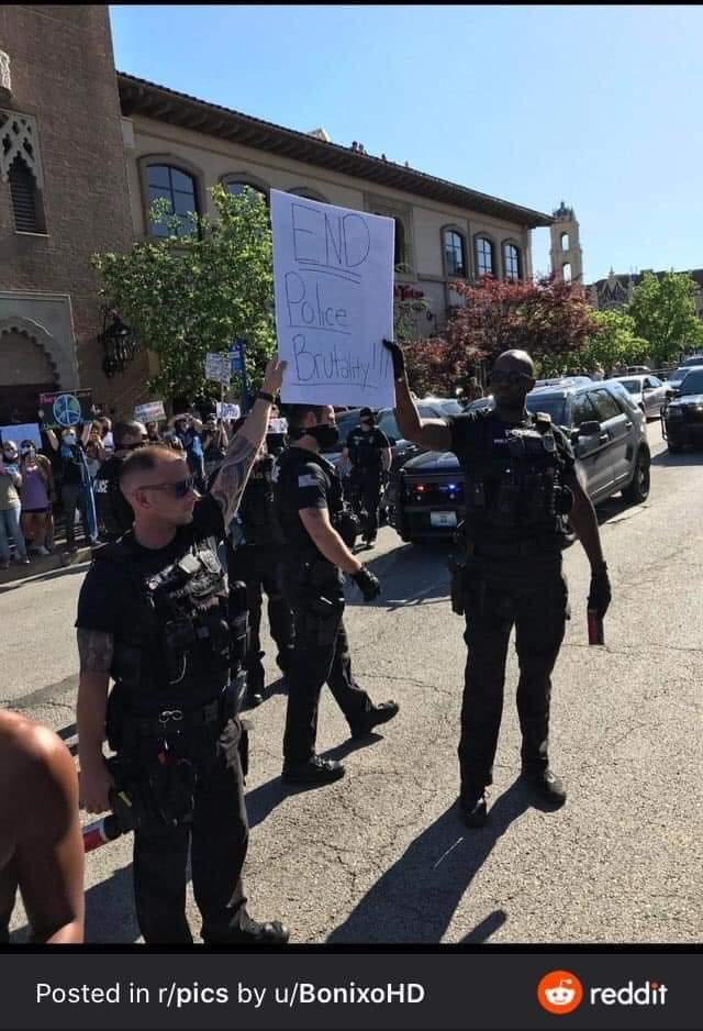 البوليس النضيف يتضامن مع المتظاهرين ولا يوجد عنف في المظاهرات في الاماكن إلي فيها بوليس محترم مع القانون