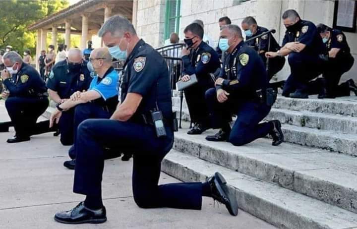 PierreMaryPlat5's tweet photo. USA🇺🇸
La police américaine demande pardon à Genou et reconnait les atrocités  subies par GEORGE FLOYD. https://t.co/nC2RpIZjLw