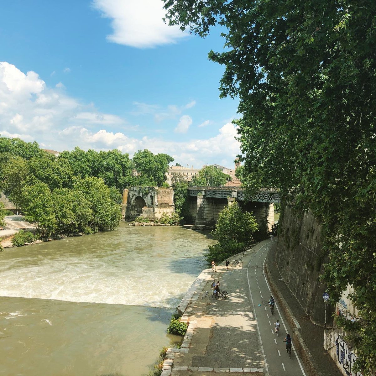 marigall24's tweet photo. Trastevere e dintorni
#myrome #pontesisto #isolatiberina #ponterotto #walkingaround #fase2 https://t.co/17cOKAZXHM