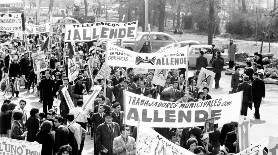 Chilean fascists used the military regime to undo the progressive measures & new social protections introduced by the Allende government. It’s crucial to remember that Allende was in power democratically and had immense popular support.   #StopFascism  #NoPasarán