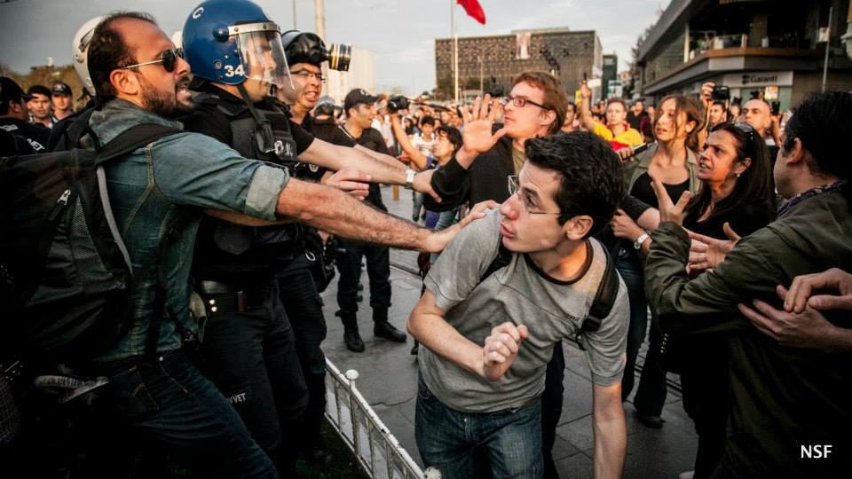 Gezi Parkı eylemlerinde polis şiddeti nedeniyle ölen ve yaralanan hayvanların akıbetini sormak için Yeryüzüne Özgürlük ile eylem yapan hayvan hakları aktivisti dostumuz #BurakÖzgüner'i bir kez daha özlemle anıyoruz. #GeziDayanışmadır ➟ yeryuzuneozgurluk.wordpress.com/2013/09/28/dev…