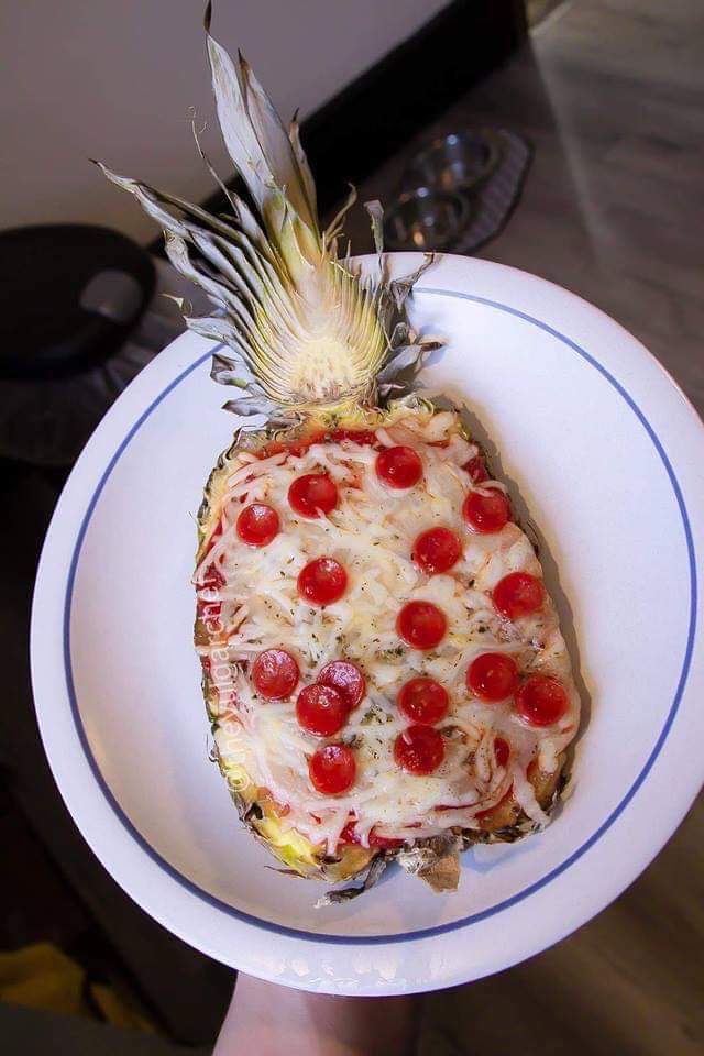 ramblinbrian's tweet photo. @therealbigtris 
That's a real pineapple pizza https://t.co/9GJK8ryYpF