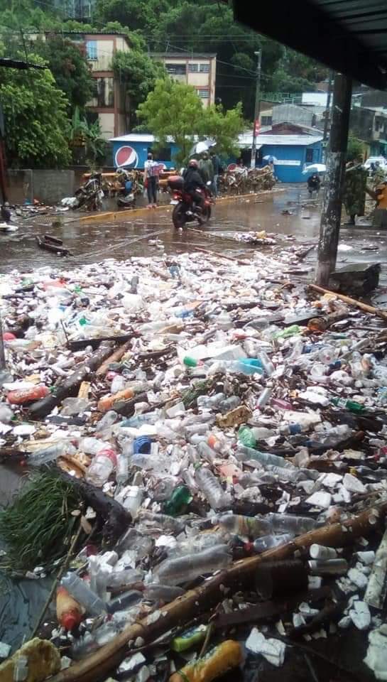 MilenaMayorga's tweet photo. Aunque ya tenemos una Ley de Reciclaje vigente, se debe prohibir algunos productos de plástico desechable.  En la colonia La Málaga el rio tiró todo este plástico. 
#planetaoplástico https://t.co/5liSTu2vCX