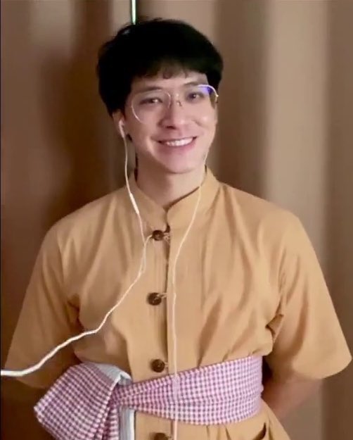 ItgoHamlet's tweet photo. อ่ะ มาลุคผู้ใหญ่บ้าน ผ้าข้าวม้าโพกสูง ฉันก็ยังหลงไม่เลิก แล้วแว่นคือเหมือนส่งทอดมาจากรุ่นคุณปู่ แกเข้ากับความพีเรียด ความบ้านๆแบบนี้ว่ะ ขอซักเรื่องเถอะแม่ 🙏 #musicalfromhome #musicalfromhome2 #biesukrit_w https://t.co/vZNrs1OHSK
