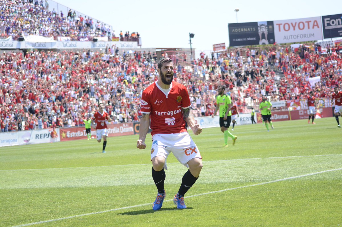 NASTICTARRAGONA's tweet image. Amb el gol de @marksDELA, el 3-0, el Nou Estadi va embogir conscient del retorn a Segona A❗️

💥 Final de l’eliminatòria i moment històric amb la celebració a la gespa, grada, llotja... 

🧬 #ADNàstic