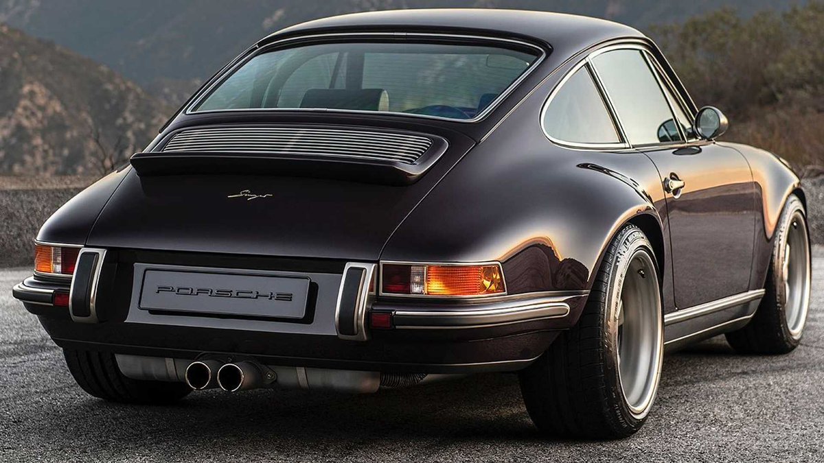 AutomovilMex's tweet image. #Singer Vehicle Design devela su más reciente creación el &apos;Anglet Commision&apos;, un #Porsche911 964 cuya carrocería fue cambiada por paneles de carbono. El motor es un  3.8L con una caja de 6 cambios y ¡tracción integral!
#ModificadosAP #ClásicosAP #EstiloDeVidaAP @PorscheMexico
