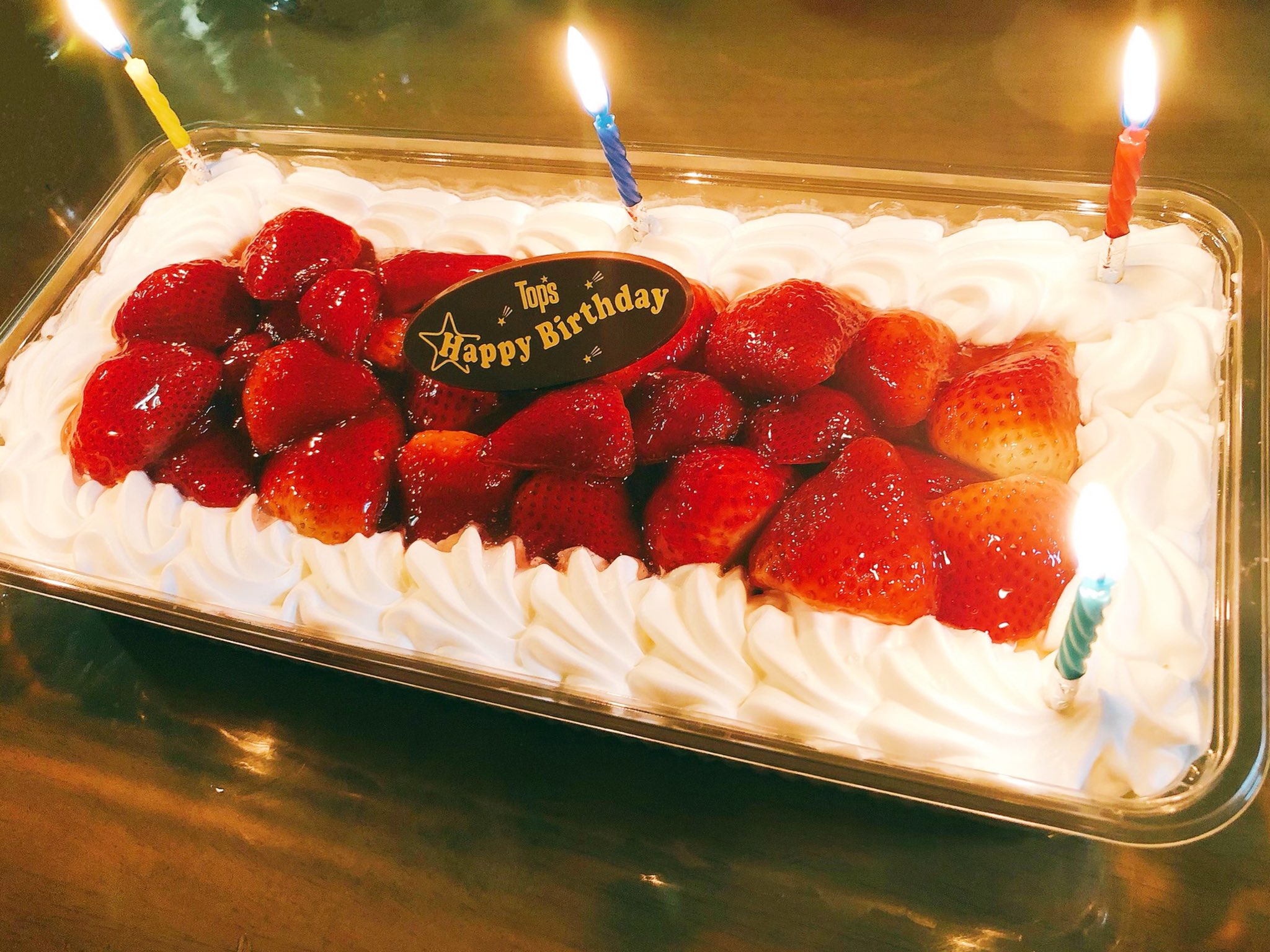 小林千夏 今日は母のお誕生日 家族でコストコの特大ケーキ でお祝い おめでとう 元気でいてくれてありがとう プレートがtopsなのは サプライズケーキがダブりました 笑 チョコケーキは明日 誕生日 おめでとう 感謝 ケーキ