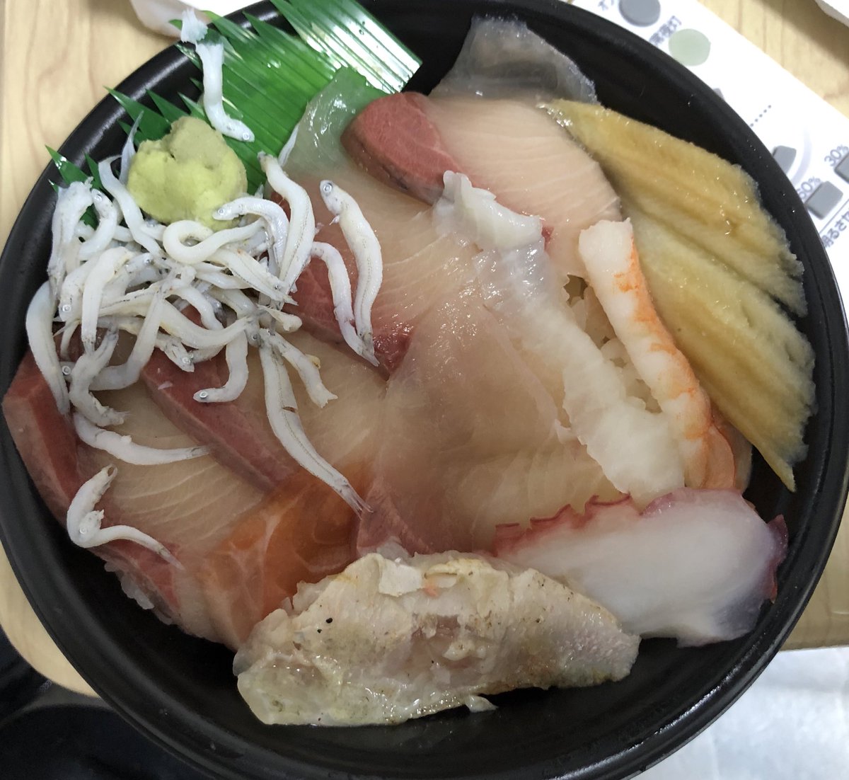 閉店間際のテイクアウトの海鮮丼 お任せにしたら500とは思えないくらいいろんなネタ乗せてくれる 05 31 堺区の芸人 芸人紹介 脱法ハープ 堺っ子ナビ