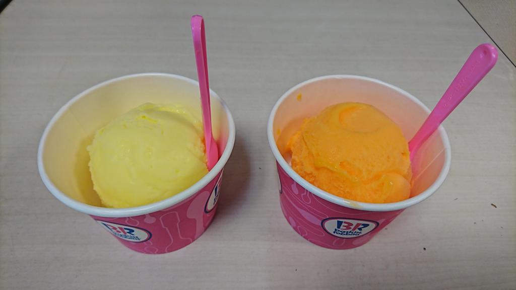 北前船船主加賀屋幸兵衛 年5月31日より サーティワンアイスクリーム門前仲町店にて 深川めしの後はサーティワンで2種のアイスを購入 左側からレモンシャーベット 右側は オレンジソルベ