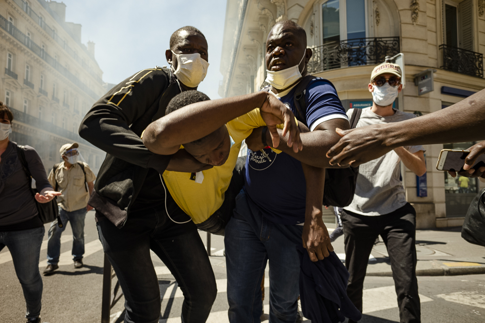Dès le début de la #MarchedesSolidarités qui s’est tenue hier à Paris, la police a gazé et matraqué de nombreux militants sans papiers, blessant grièvement certains d’entre eux.
92 arrestations ont eu lieu.

Paris, 30 mai 2020.
© Leo Ks – @CollectifOEIL