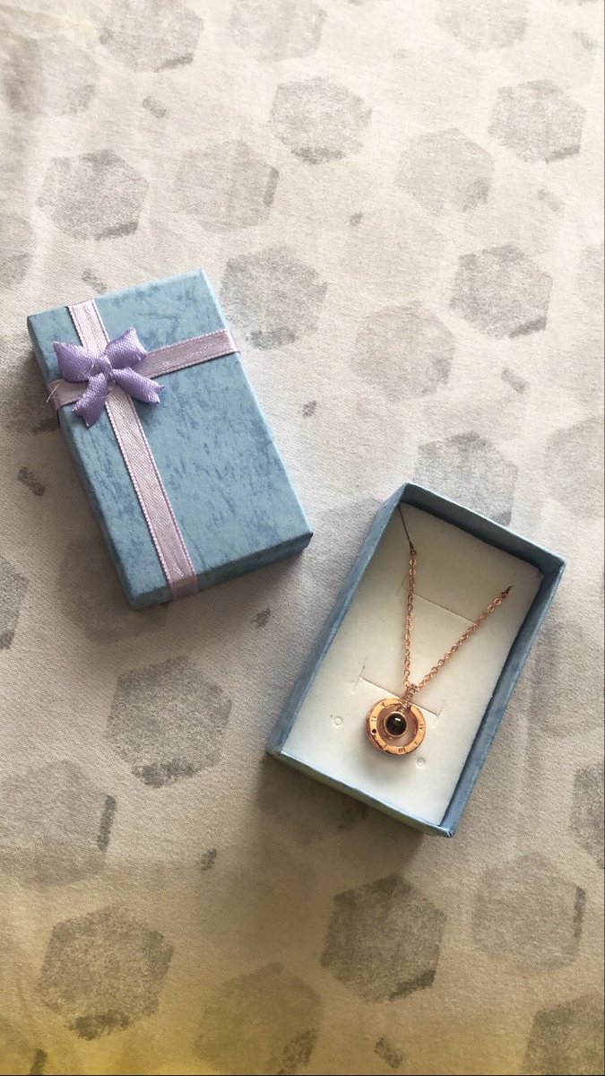kristty_bajana's tweet photo. Best gift ever. Lo pones a la luz y dice I love you en todos los idiomas ❤️ #engrupida #forever https://t.co/pvHsaGTMES