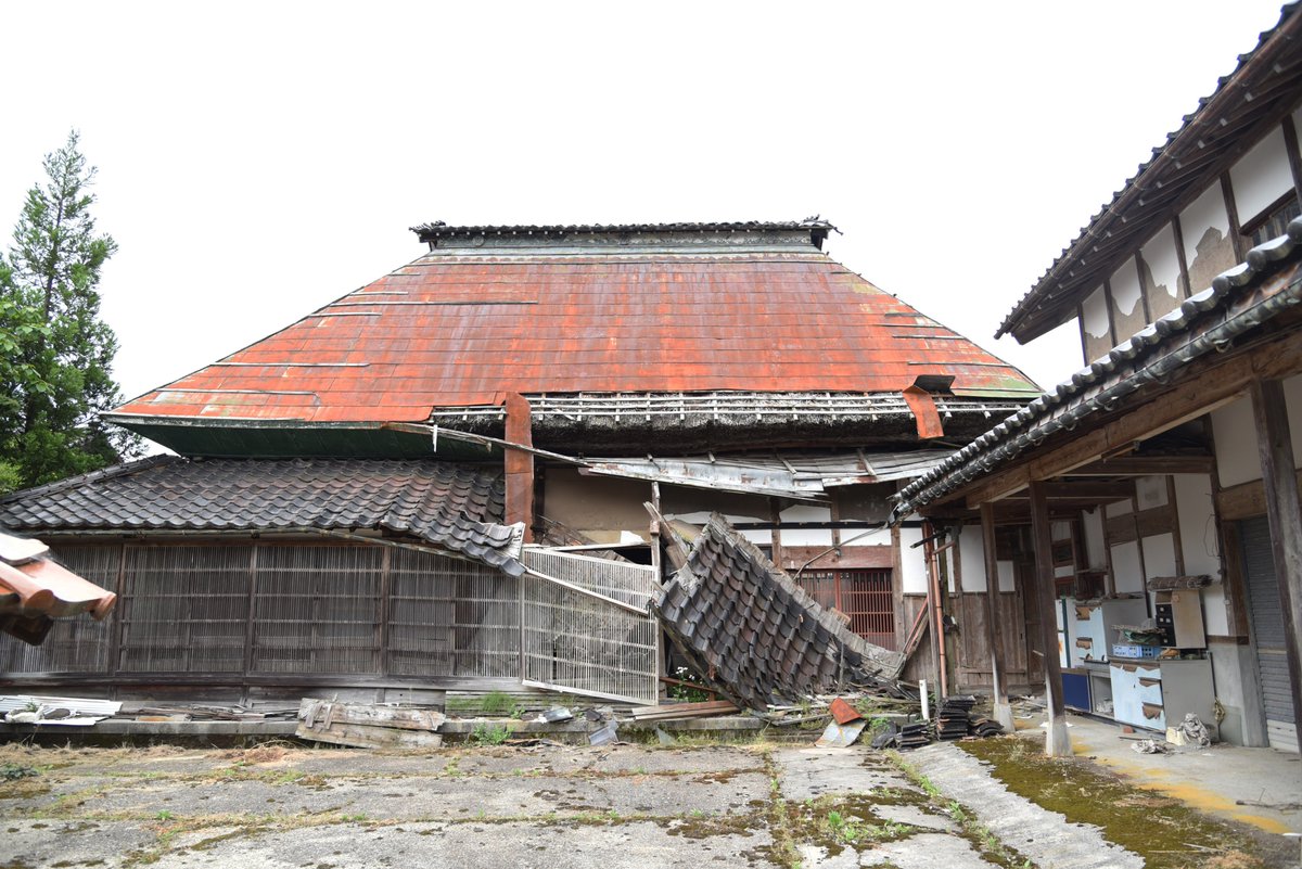 籔谷 祐介 Auf Twitter とある集落を散歩していたら廃墟を発見 茅葺屋根に瓦葺きの下屋のついた北陸の農家住宅 被せられた銅板は剥がれ 下屋も崩れているけど 千本格子や佇まいはかっこいい