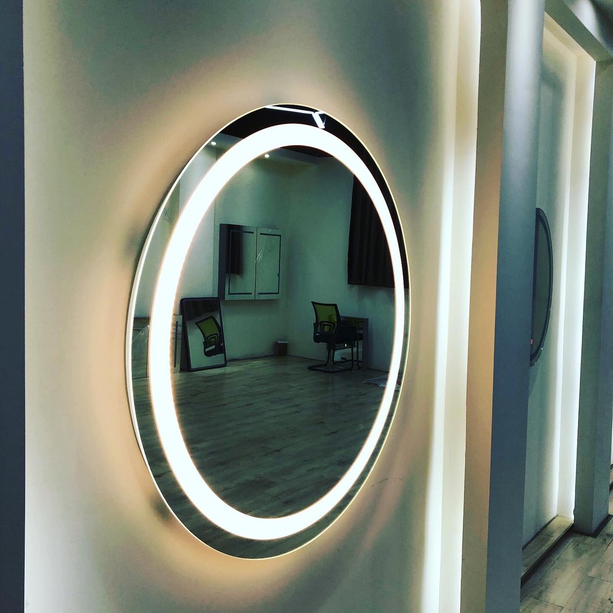 xmqedith's tweet photo. #mirror #ledmirror https://t.co/FVCobp7j6l