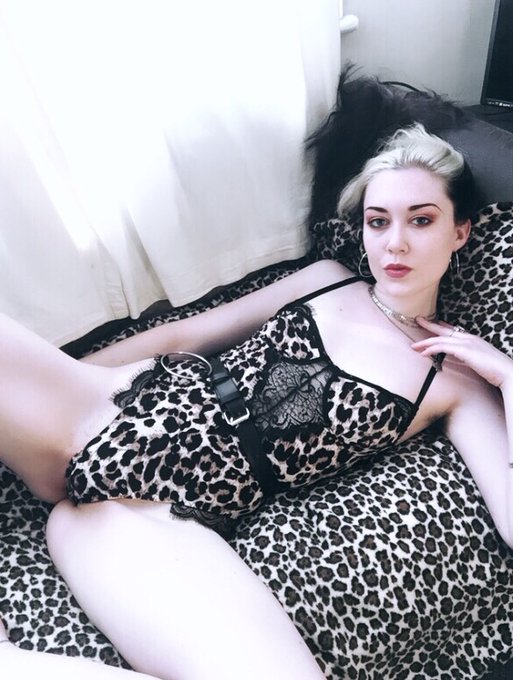 3 pic. ? New uploads on my OnlyFans ?

Sub to see me take this cute one piece off and play with my favourite