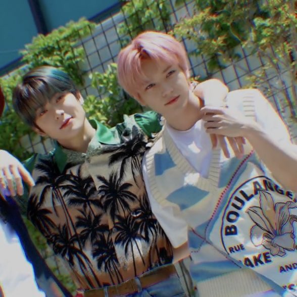 เดจาวู แขนพาดจับมือแค่สลับสีผมกัน