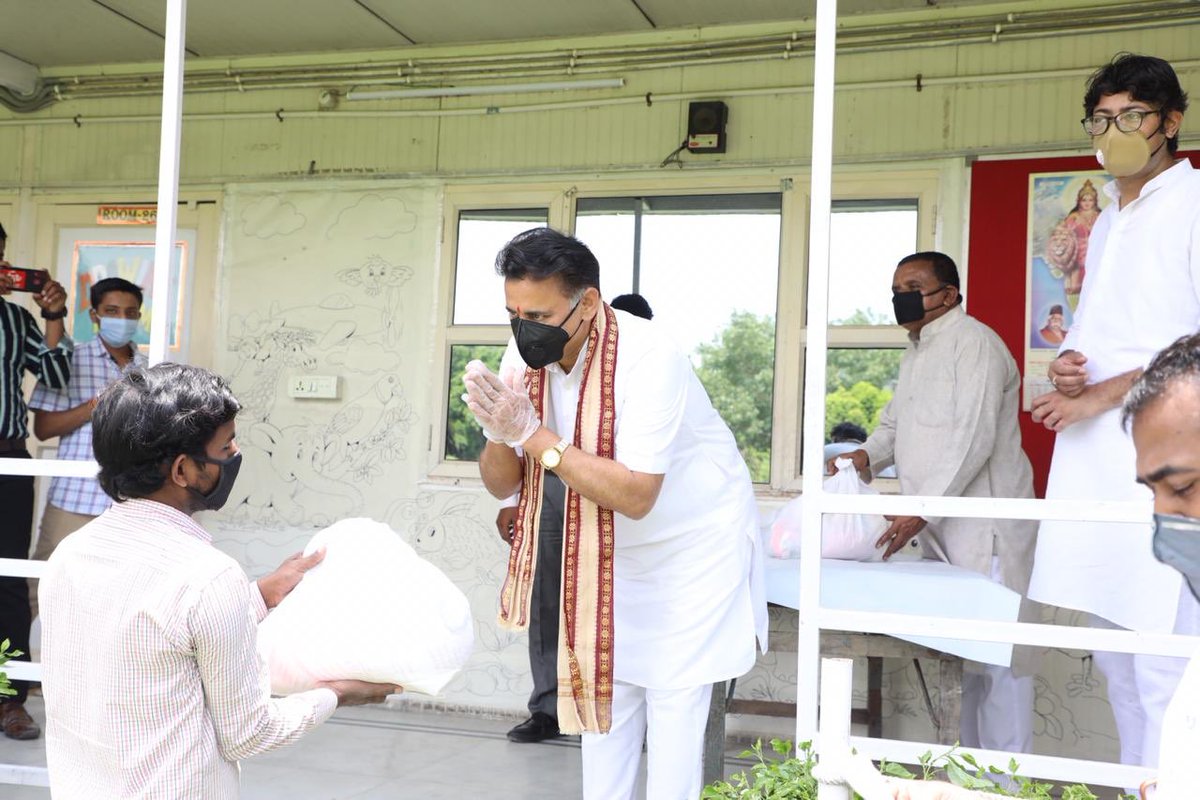 Sunil_Deodhar's tweet image. Distributed 100+ #ModiKits (Rice, Wheat, Dal, Oil, Suger &amp;amp;Tea etc) to needy people of SC Localities of Ambedkar Nagar, New Delhi.
@BJPSCMorcha State Committee Member of @BJP4Delhi, Gaurav Kirar &amp;amp; other karyakartas were present.
#FeedTheNeedy #IndiaFightsCOVID19
