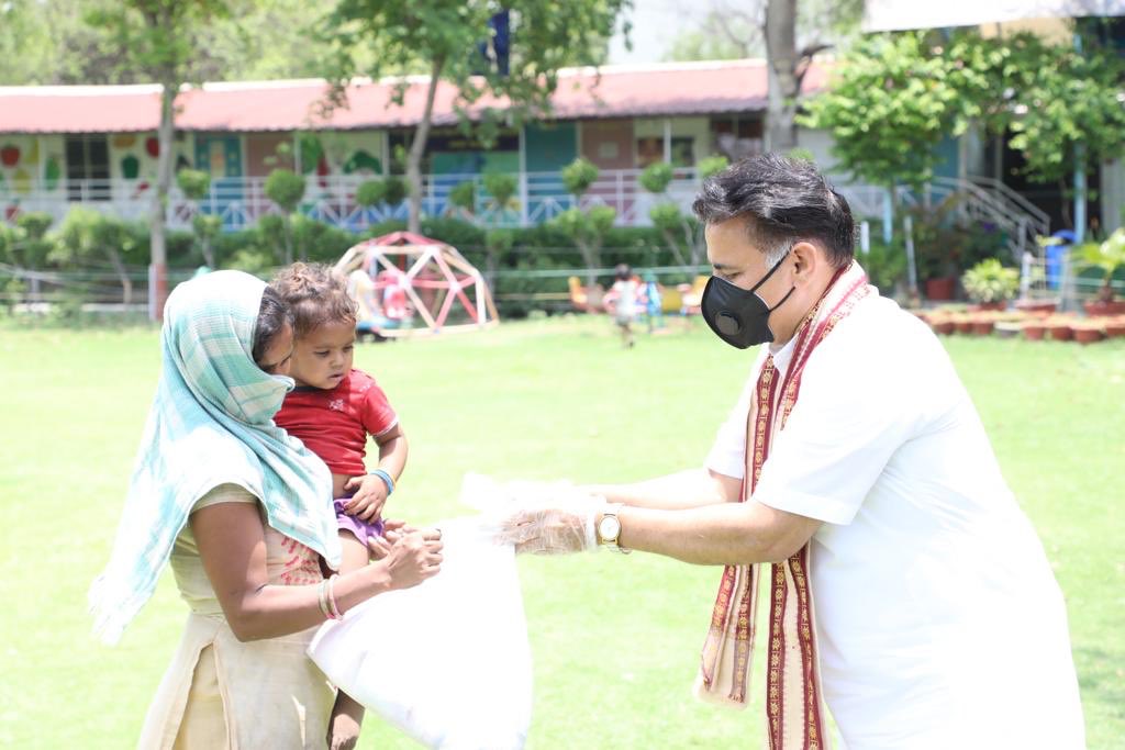 Sunil_Deodhar's tweet image. Distributed 100+ #ModiKits (Rice, Wheat, Dal, Oil, Suger &amp;amp;Tea etc) to needy people of SC Localities of Ambedkar Nagar, New Delhi.
@BJPSCMorcha State Committee Member of @BJP4Delhi, Gaurav Kirar &amp;amp; other karyakartas were present.
#FeedTheNeedy #IndiaFightsCOVID19