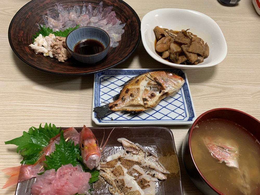 adamu_k's tweet photo. 本日到着致しました！
早速タイは刺身と炙り刺し、アラはおすまし、塩焼きに。
カワハギは薄造り、肝と内皮は湯引き。
アラは煮付けにしました。
とても新鮮で美味しく、大満足です。
有...https://t.co/7vl4fwGSR9 https://t.co/afSzQGkaht
