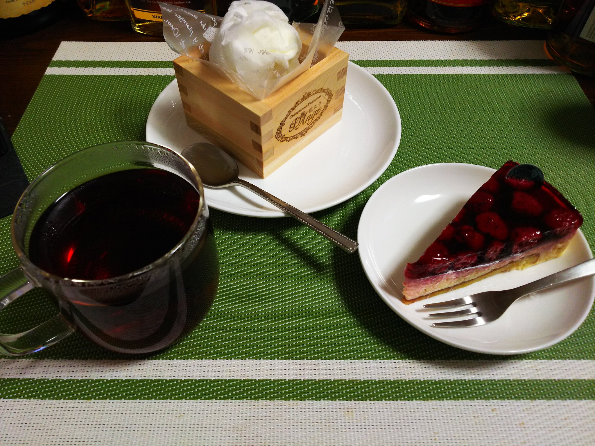 さとさん バクザン 隠遁 食後のデザートは チーズケーキプリンセス で買った ラズベリーチーズケーキ と 大垣の升にクレームダンジュが入った 花よりダンジュ と紅茶でゆったり ウマーイ T Co Erdqxtcuqm Twitter