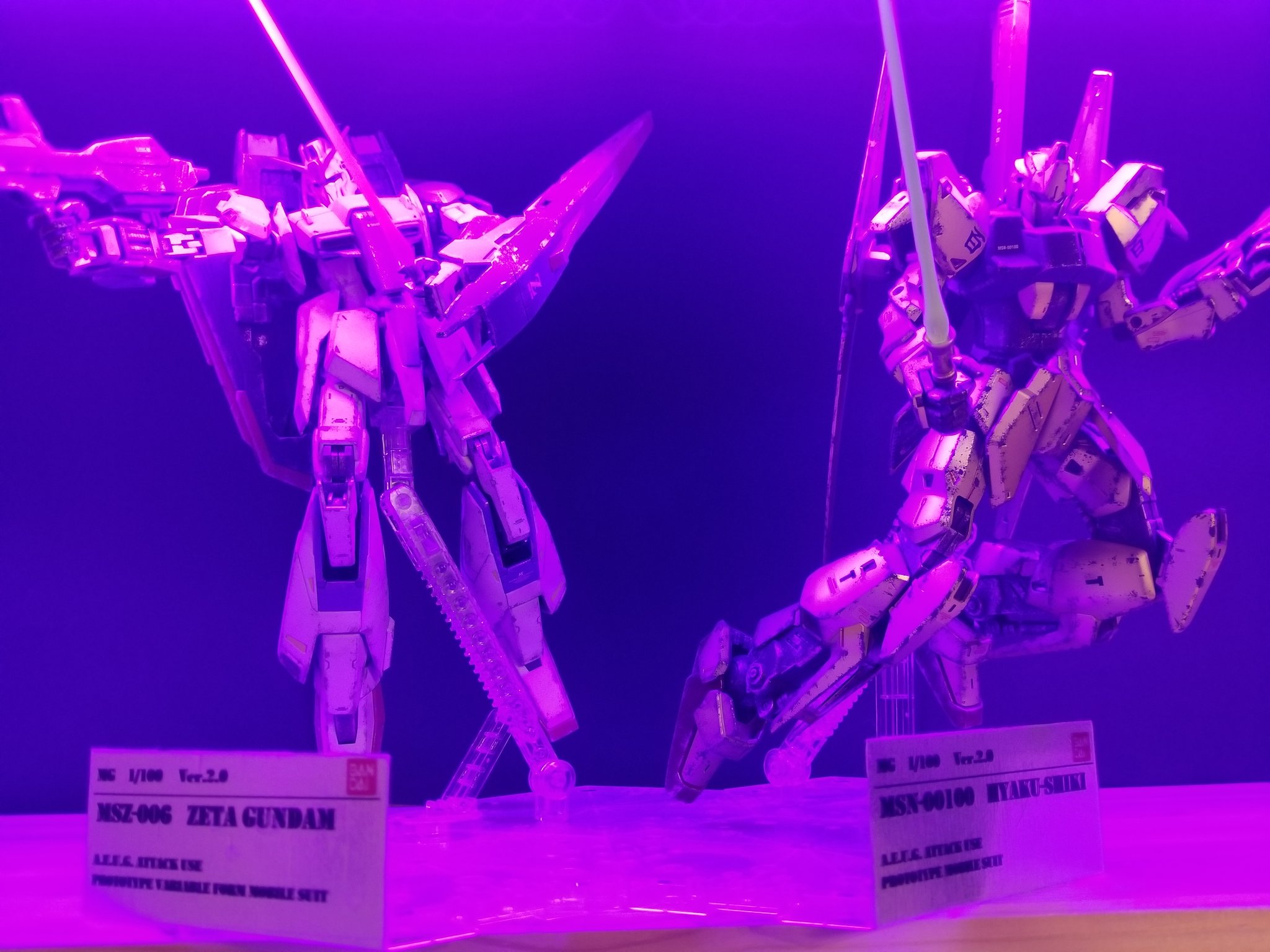 ブリしゃぶ 宇宙仕様のディスプレイ アマゾンでポチったブラックライトで表現してみました あまり上手く写真撮れていなくて残念 実際は もう少し宇宙感があるです ガンプラ ディスプレイ Zガンダム 百式 作品プレート アクションベース